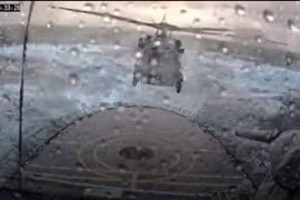 Video MH-60R Seahawk hạ cánh ngoạn mục trong sóng to bão lớn