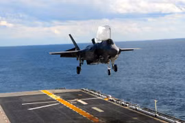 Xem F-35B cất/hạ cánh thẳng đứng điêu luyện trên tàu USS America