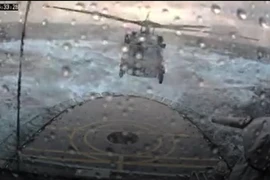 Video MH-60R Seahawk hạ cánh ngoạn mục trong sóng to bão lớn