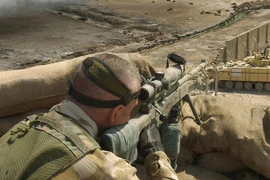 Đặc nhiệm Anh bắn tỉa 3 phát đạn, tiêu diệt 5 tên khủng bố