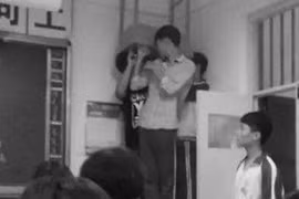 Học sinh phải vác bàn vì vào lớp muộn