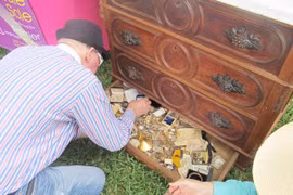 Mua tủ cũ, được kho báu