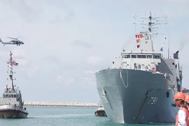 Thái Lan điều tàu chở trực thăng cứu người di cư