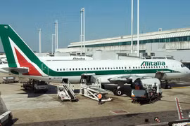 Trốn lệnh trục xuất, phá cửa máy bay để tẩu thoát