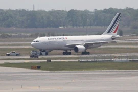 Mỹ liên tiếp điều chiến đấu cơ hộ tống máy bay chở khách