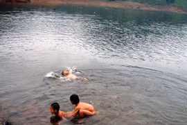 5 học sinh đuối nước tử vong thương tâm khi tắm ao