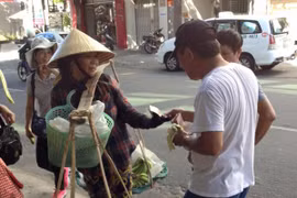 Khách Trung Quốc đối xử thô bạo và "ăn cướp" của người hàng rong gây phẫn nộ