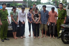 Bắt nhiều “quý bà” trốn chồng vào sới đánh bạc