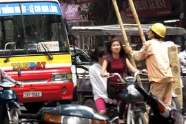 Xem 2 thợ điện đùa giỡn tử thần giữa đường Bà Triệu