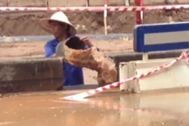 Thản nhiên múc bùn đất, đổ tràn đường Liễu Giai