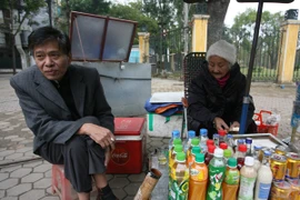 Từ ngày mai, quán trà đá không được bán thuốc lá