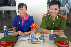 Áo xanh tình nguyện có mặt khắp các bến xe, nhà ga... hỗ trợ thí sinh