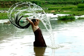 “Khám phá” tình yêu trên mái tóc của đồng bào Thái đen