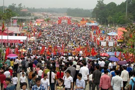 Đông nghịt người dự lễ giỗ Tổ Hùng Vương