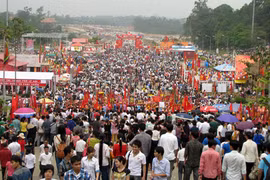 Đông nghịt người dự lễ giỗ Tổ Hùng Vương
