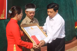 Truy tặng em Nguyễn Văn Nam Huân chương Dũng cảm