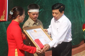 Truy tặng em Nguyễn Văn Nam Huân chương Dũng cảm