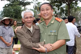 Báo ANTĐ chia sẻ khó khăn với bà con nơi “rốn lũ”