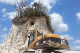 Xe ủi đất "thổi bay" kim tự tháp 3.200 năm tuổi