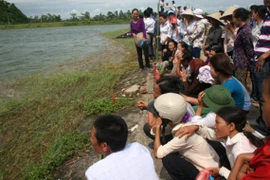 Hàng chục HS tắm hồ, 4 em bị đuối nước