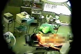 Chồng đứng ngoài, nữ bệnh nhân bị bác sỹ hãm hiếp