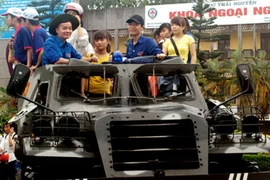 Thiết giáp lội nước đưa thí sinh tới trường thi