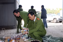 Bắt giữ gần 70 tấn bánh kẹo, ô mai Trung Quốc