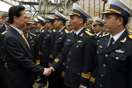 Chùm ảnh: Thủ tướng thăm tàu ngầm Kilo mang tên Hà Nội