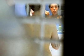 Lỗ thủng giữa vách phòng trọ