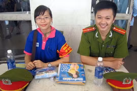 Áo xanh tình nguyện có mặt khắp các bến xe, nhà ga... hỗ trợ thí sinh