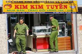 Trộm đột nhập, truy sát vợ chồng chủ tiệm vàng