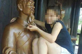 Quần soóc ngắn cũn cỡn, cô gái nhảy tót vào lòng...tượng