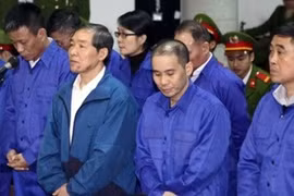 Dương Chí Dũng đang khai trước tòa về việc mua ụ nổi 83M