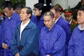 Dương Chí Dũng đang khai trước tòa về việc mua ụ nổi 83M