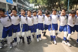Lạ lùng cuộc thi "30 người 31 chân"
