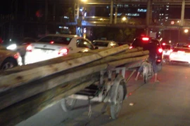 Xe ba gác gây ách tắc giao thông giờ tan tầm