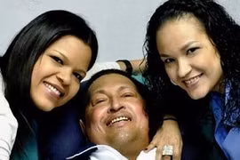 "Tổng thống Hugo Chavez đã bị liệt nửa người"