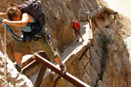 Lạnh gáy đi trên con đường "tử thần", đáng sợ bậc nhất thế giới