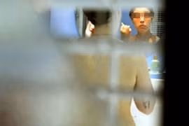 Chồng rình vợ tắm, gí điện vào cổ mưu sát