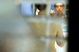 Chồng rình vợ tắm, gí điện vào cổ mưu sát