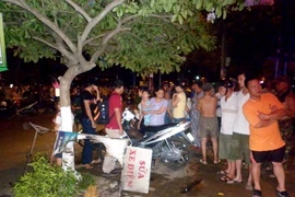 Hai thanh niên lạnh lùng tạt xăng, thiêu sống cô gái trẻ