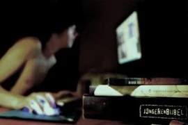 Dùng ảnh "nóng", tống tiền-tình nữ giáo viên tiểu học