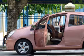 Hải Phòng: Nam thanh niên tự lột quần áo nằm ngủ ngoài đường