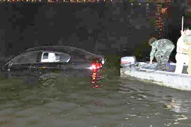 Nửa đêm, xe Lexus chở 4 người lao thẳng xuống Hồ Tây