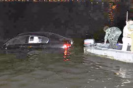 Nửa đêm, xe Lexus chở 4 người lao thẳng xuống Hồ Tây