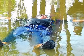 Chàng trai nặng 120kg có khả năng tự nổi trên mặt nước