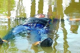 Chàng trai nặng 120kg có khả năng tự nổi trên mặt nước