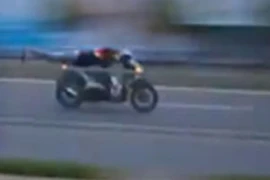 Lạnh người xem "quái xế" đua xe trái phép trên đại lộ 