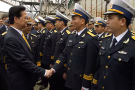 Chùm ảnh: Thủ tướng thăm tàu ngầm Kilo mang tên Hà Nội