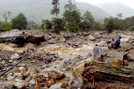 4 thầy cô giáo và 11 người dân mất tích do lũ quét